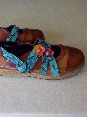 BROWN/TURQUOISE FLATS